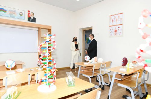 Mehriban Əliyeva Bakıda yeni inşa edilən məktəbdə yaradılan şəraitlə tanış olub - FOTO