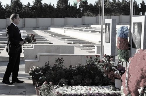 ABŞ səfiri Vətən müharibəsi şəhidlərinin xatirəsini yad etdi - Foto