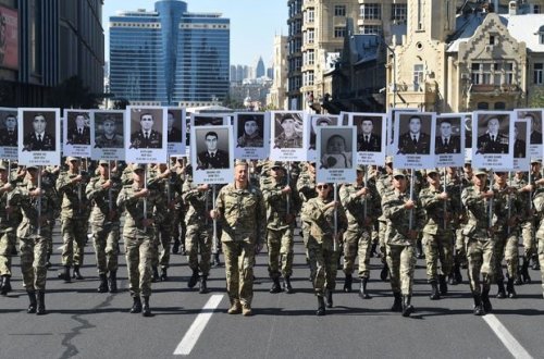 İlham Əliyev və Mehriban Əliyevanın iştirakı ilə Bakıda şəhidlərin xatirəsinə yürüş keçirilib - FOTO