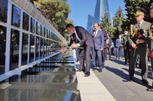 Türkiyənin Milli Müdafiə nazirinin müavini Şəhidlər Xiyabanını ziyarət edib - FOTO