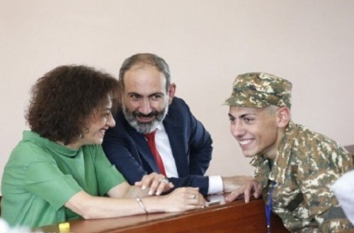 Erməni xalqı yasda: Paşinyanın oğlu festivalda çaxır içir - FOTO