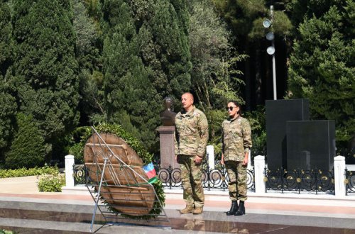 İlham Əliyev və Mehriban Əliyeva Heydər Əliyevin məzarını ziyarət etdilər - FOTO