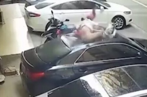 Yarıçılpaq qız binadan maşının üstünə düşdü - ANBAAN VİDEO