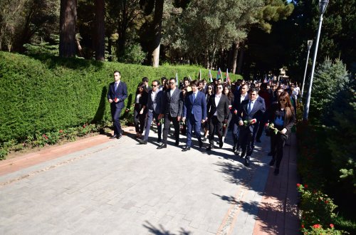 Gənclər təşkilatları Anım Günündə Fəxri və Şəhidlər xiyabanını ziyarət etdilər - FOTOLAR