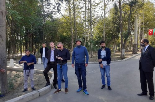 Ukraynalı jurnalistlər Gəncənin Ermənistan silahlı qüvvələri tərəfindən raket atəşinə tutulması nəticəsində dağılan əraziləri ziyarət edib - FOTO