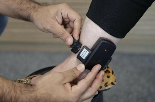 Azərbaycanda sabiq vəzifəli şəxsə elektron qolbaq taxılıb