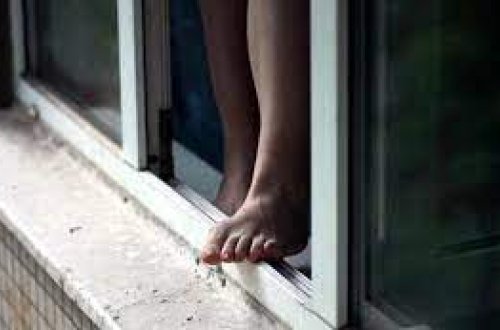 Gəncə sakini hündür mərtəbəli binadan yıxılıb (ÖZƏL)