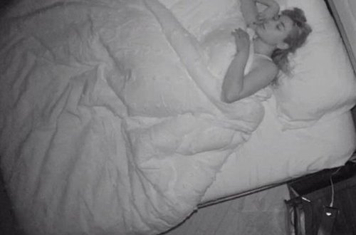 Uşaqlarına baxan qadının yataq otağına kamera quraşdırdı - Yüzlərlə açıq FOTO və VİDEO üzə çıxdı