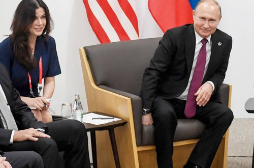 Putinin Trampla görüşə gətirdiyi cazibədar tərcüməçi qız kimdir? - VİDEO