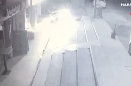 Minik maşını yol kənarındakı avtomobilə çırpılıb çevrildi - ANBAAN VİDEO