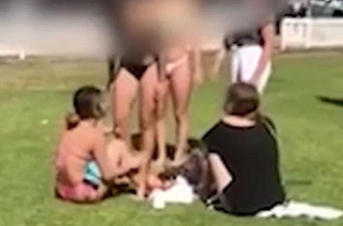 Saçyolduya çıxan qadınların bikinisi düşdü - Kişilər sevinclə baş verənləri telefonlarına çəkdilər - FOTO