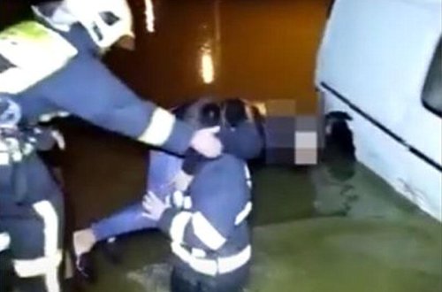 Bakıda yağış sularının içərisində qalanlar belə xilas edildi - VİDEO