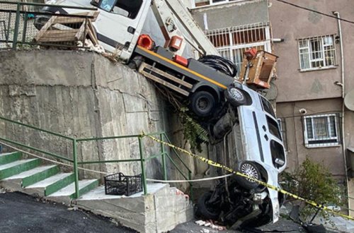Avtomobil trampdan aşdı - Ana canı bahasına uşaqlarını xilas etdi - VİDEO