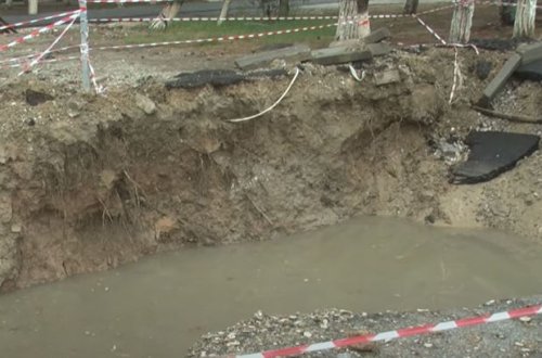 Sumqayıtda təzə təmir olunan yol niyə çökdü? - VİDEO