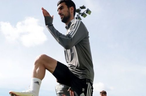 Махир Эмрели против ангийского клуба - ФОТО