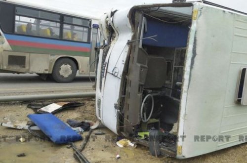 Azərbaycanda sərnişin avtobusu qəzaya uğradı: Xəsarət alanlar var - FOTO
