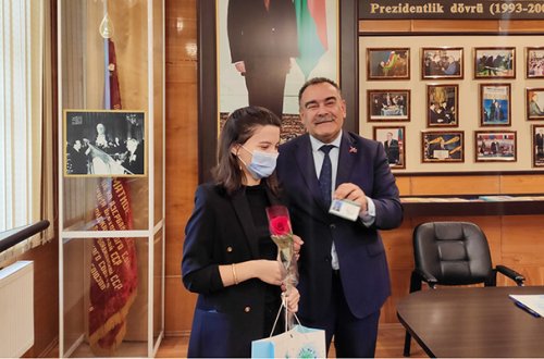 Gəncə terrorunda valideynlərini itirən Sevilə xüsusi təqaüd veriləcək - Foto