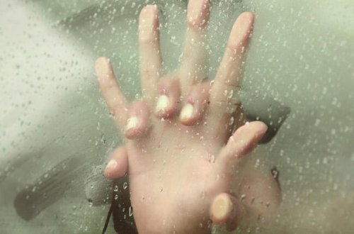 Avtomobildə sevgilisi ilə cinsi əlaqədə olduğu anları ərinə izlətdi - Vəhşicəsinə döyüldü - VİDEO