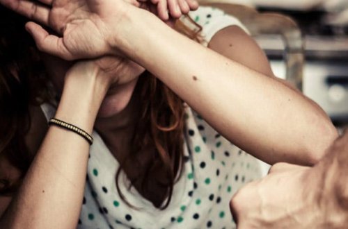 Azərbaycanda kişi arvadını döyə-döyə öldürdü