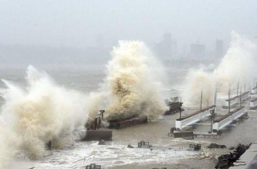 Omanda güclü fırtına üç nəfərin həyatına son qoyub - VİDEO