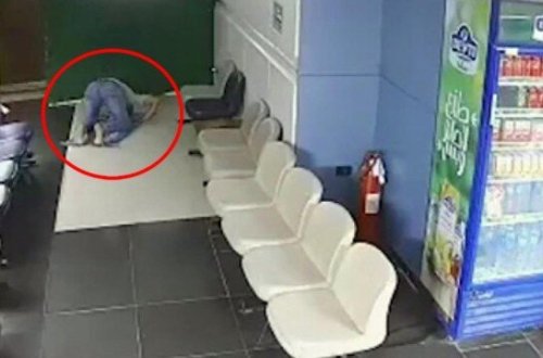 Gənc oğlan səcdə zamanı ÖLDÜ - VİDEO