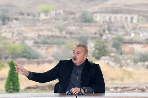 İlham Əliyev: “Bəzi xarici dairələr bəzi yerli satqınların əli ilə məni devirmək istəyirdilər”