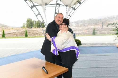 Prezident “dəmir yumruğu” öpmək istəyən Əməkdar artisti bağrına basdı - VİDEO