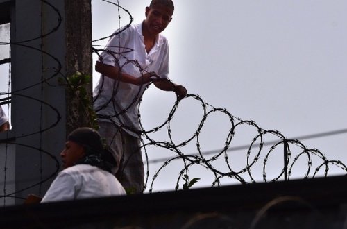 Fransada iki həbsxana mühafizəçisi girov götürülüb