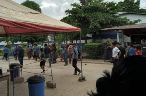 Peyvəndə qarşı çıxıb həkimləri girov götürdülər