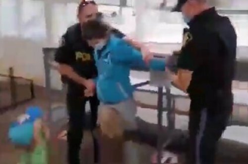 COVİD pasportu olmayan ananı uşaqlarının gözü qarşısında həbs etdilər - VİDEO