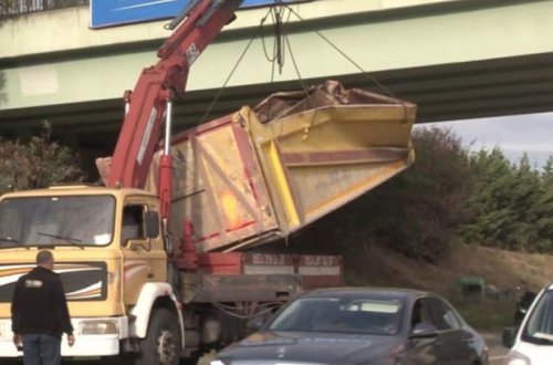 Yük maşını körpüyə çırpıldı - FOTO