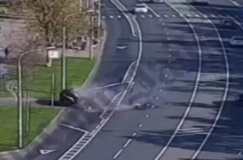 Avtomobil sürücüsünün səhvi motosikletçinin həyatına son qoydu - Dəhşətli qəzadan kadrlar - VİDEO