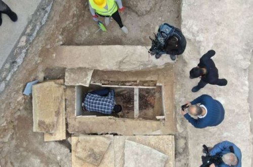 Torpağı qazarkən sandıq tapdı - İçinə baxanda İNANMADI: Sən demə illər əvvəl... / FOTOLAR