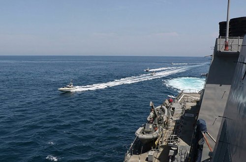 İran Fars körfəzində ABŞ gəmisini ələ keçirib - Video