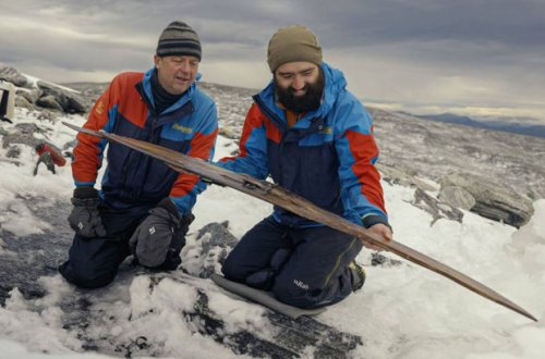 В Норвегии археологи нашли во льду самые древние лыжи - ФОТО