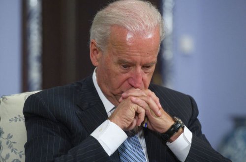 Рейтинг Байдена рекордно упал