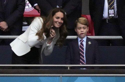 Елизавета II начала готовить правнука к роли короля