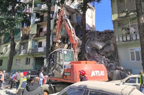 Gürcüstanda uçmuş binanın dağıntıları altından uşağın xilas edilmə anı - YENİLƏNİB + FOTO/VİDEO