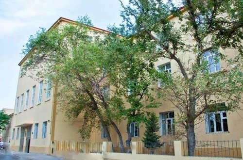 Bakıda qəzalı vəziyyətə düşən məktəb bağlanıb- Fotolar