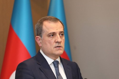 Ceyhun Bayramov Serbiyaya gedib