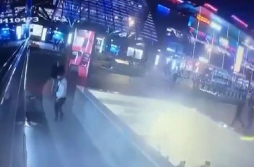 Moskvada dəhşətli hadisə: Kişi qadını avtobusun altına atdı - ANBAAN VİDEO