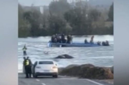 В Китае автобус с пассажирами рухнул в реку - ВИДЕО