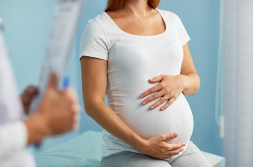 Azərbaycanda hamilə qadın peyvəndə görə tələbəlikdən imtina edib