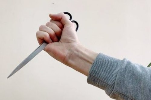 Bərdədə həmkəndlisini qayçı ilə qətlə yetirən şəxs hakim qarşısında