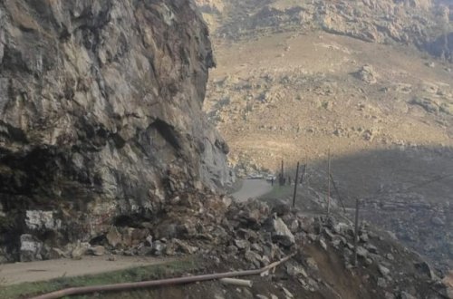 Azərbaycanda qaya qopub yola düşdü, hərəkət dayandı