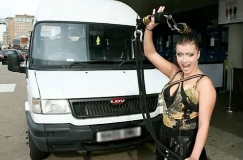 İngiltərədə qadın mikroavtobusu saçı ilə dartaraq yanacaqdoldurma məntəqəsinə çatdırdı – VİDEO