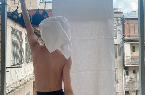 Lüt soyunub eyvanda paltar asan Səmranı qonşuları polisə verdilər - FOTO