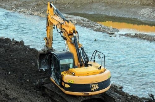 Fəhlə ekskavatorun arasında qalıb öldü