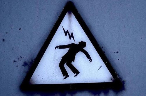 В Лянкяранском районе мужчина скончался от удара током во время сбора фруктов