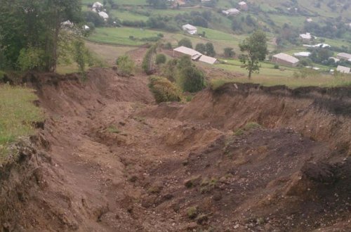 Qubada torpaq sürüşməsi baş verib, 10 ailə evlərindən köçürülüb – VİDEO